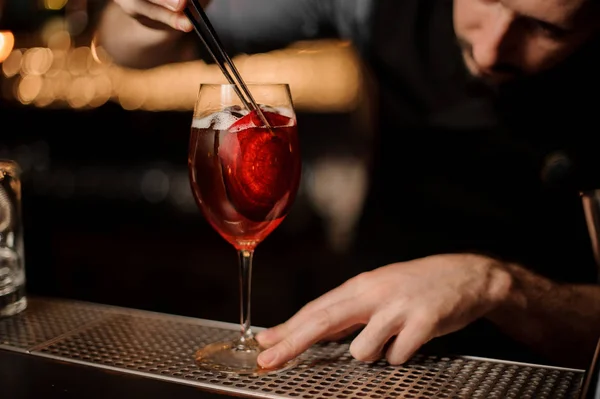 Barman, přidání do lahodný koktejl červené řezu dekor — Stock fotografie