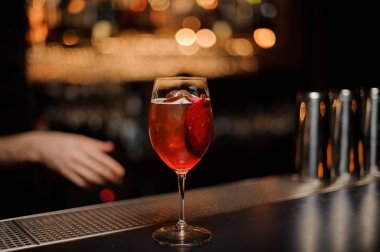 Lezzetli kokteyl kırmızı sebze dilim bir dekor ile