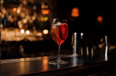 Lezzetli kokteyl kırmızı daire sebze dilim ile dekore edilmiştir.