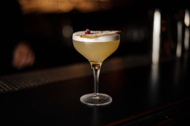 Kokteyl cam dekore edilmiş bir kurutulmuş ananas ve gül bud