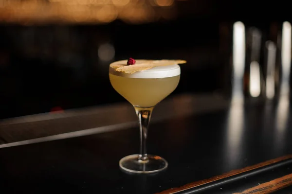 Cocktail dans le verre décoré d'un ananas séché et d'un bouton de rose — Photo