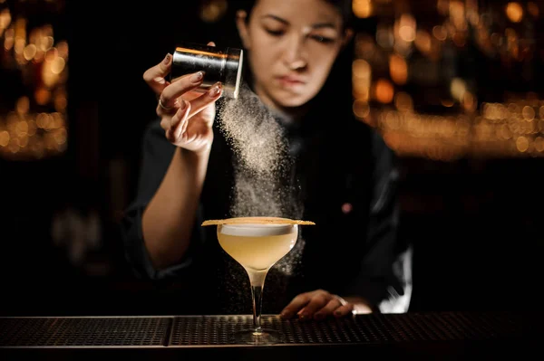 Barman meisje houden een stalen spice shaker toe te voegen aan een heerlijke cocktail smaken — Stockfoto