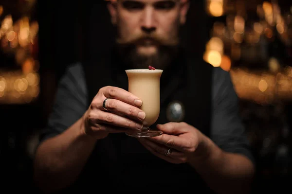 Barista che serve un delizioso cocktail nel bicchiere decorato con un bocciolo di rosa rossa — Foto Stock