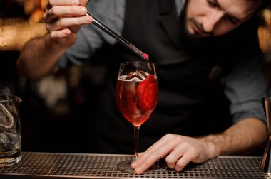 Erkek barmen kırmızı kokteyl bardağına dökme