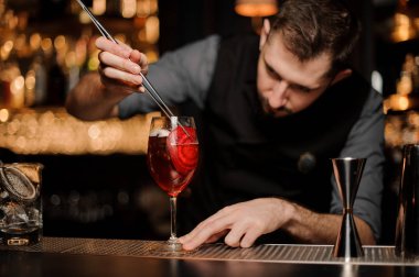 Erkek barmen kırmızı kokteyl bardağına dökme