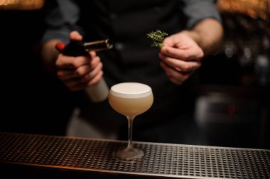 Barmen biberiye alkol hafif kahverengi kokteyl ekler.