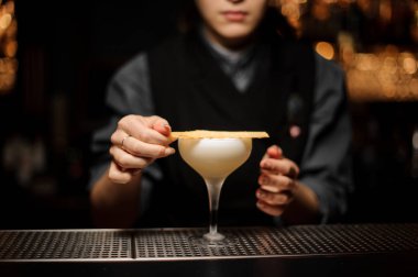 Barmen bir alkol kokteyl bardağına dökülen.