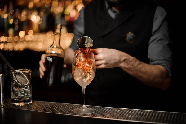Barman připravuje koktejl na baru čítač — Stock fotografie