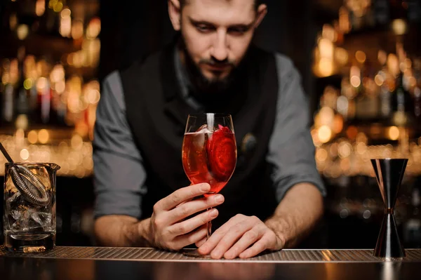 Rode cocktail in glas in handen van de barmannen — Stockfoto