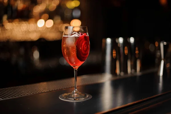 酒吧柜台上的玻璃红色鸡尾酒 — 图库照片