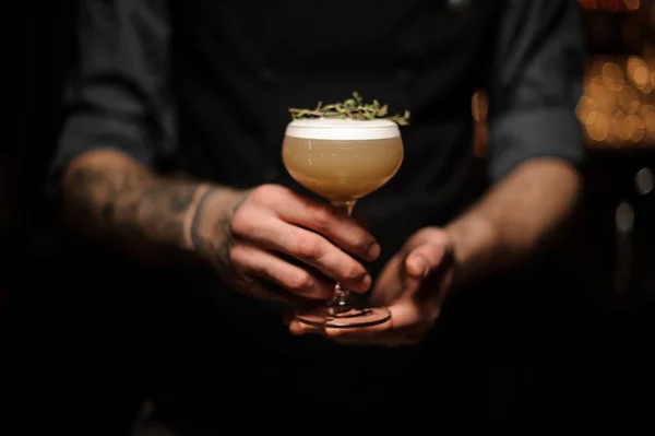 Cocktail marrone chiaro nelle mani dei baristi tatuati — Foto Stock