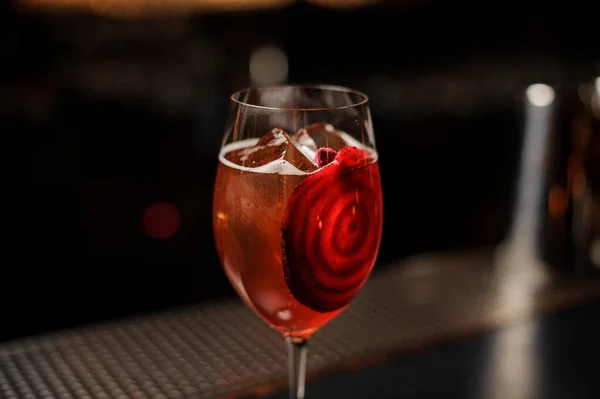 Red cocktail in glass on a bar counter — Stock Photo, Image