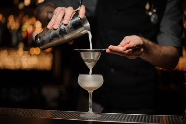 Bartendern häller cocktail lägga sour mix i glas — Stockfoto