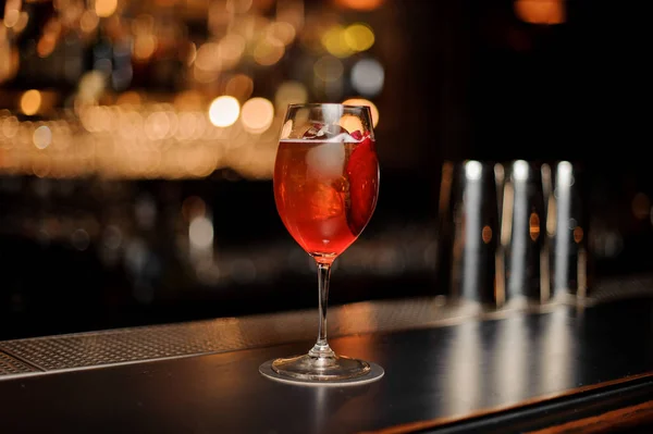 Red cocktail in glass on a bar counter — Stock Photo, Image