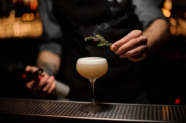 Barman dodaje rozmaryn w alkoholu lekkie brązowe koktajl — Zdjęcie stockowe