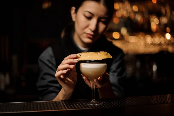 Barkeeper gießt einen Alkoholcocktail ins Glas — Stockfoto