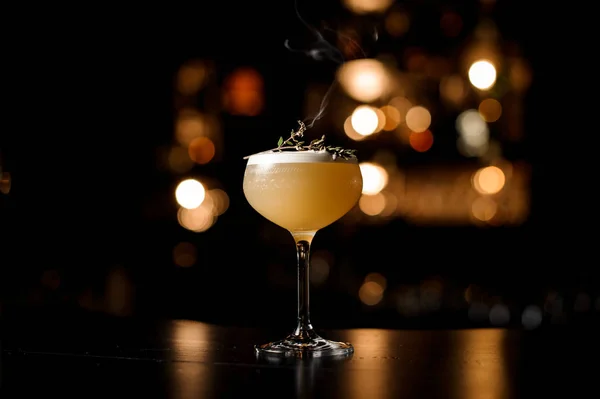 Светло-коричневый коктейль на барной стойке — стоковое фото