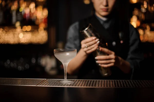 Il barista versa un cocktail alcolico nel bicchiere — Foto Stock