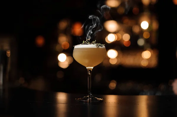 Ljus brun cocktail på en bar counter — Stockfoto