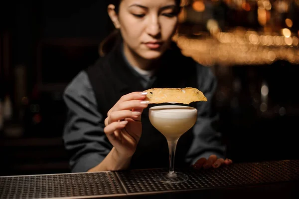 Barman giet een cocktail van alcohol in glas — Stockfoto