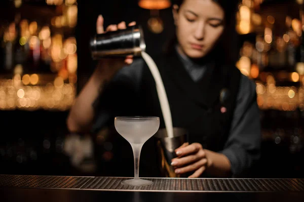Il barista versa un cocktail alcolico nel bicchiere — Foto Stock