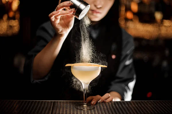 Barman giet een cocktail van alcohol in glas — Stockfoto