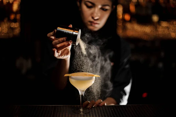 Barman giet een cocktail van alcohol in glas — Stockfoto