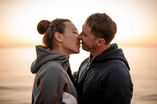 Het jonge paar bevinden zich tegenover elkaar het kussen — Stockfoto