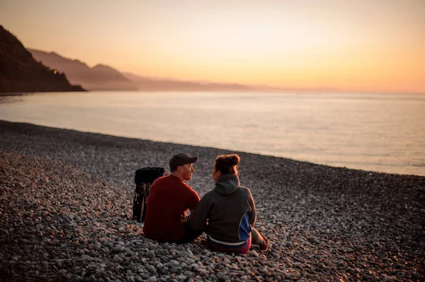 Joven pareja romántica sentada en la playa —  Fotos de Stock
