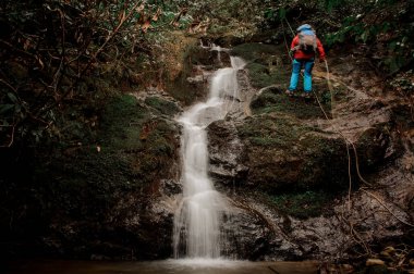 Genç adam ağara Şelalesi ile dağın aşağı dulfers