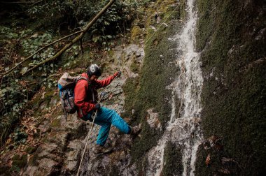 Genç adam ağara Şelalesi ile dağın aşağı dulfers