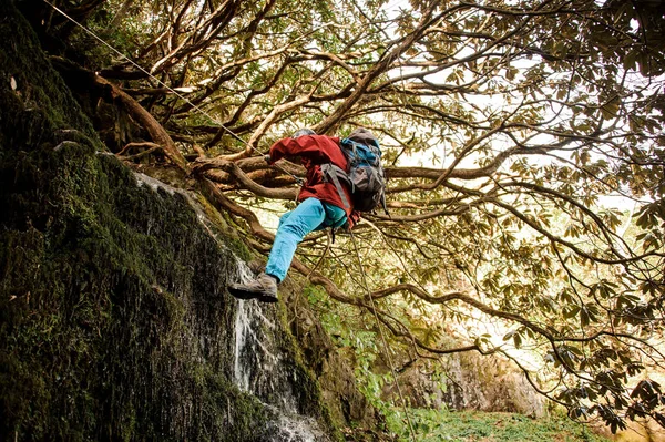 Jonge man dulfers vaststelling van de bergen met waterval in Adzjarië — Stockfoto