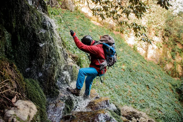 若い男はアジャラの滝で山を dulfers — ストック写真