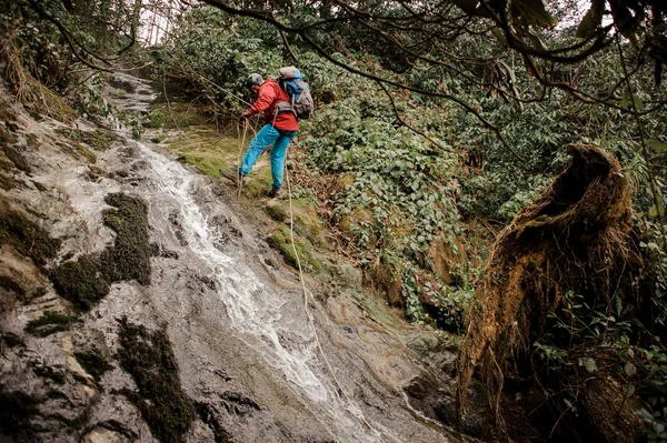 若い男はアジャラの滝で山を dulfers — ストック写真