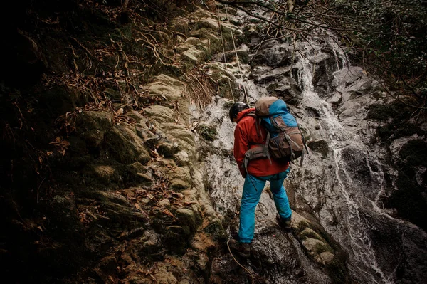 Jonge man dulfers vaststelling van de bergen met waterval in Adzjarië — Stockfoto