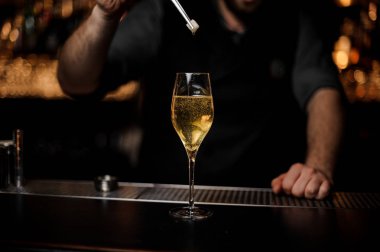 Erkek barmen cam bir kokteyl eklemek cımbız ile bir şeker küpü