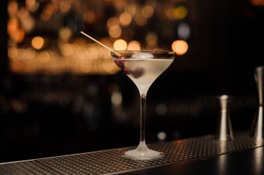 Buz gibi soğuk cam kokteyl şiş üzerinde bir çilek ile süslenmiş