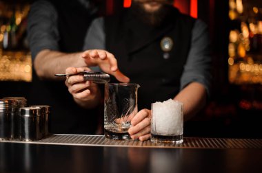 Profesyonel barmen başka bir kokteyl yapma yardım