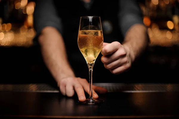 Barman masculino que serve cocktail com um cubo de açúcar no copo — Fotografia de Stock