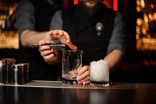 Un barman professionnel aide un autre à préparer un cocktail — Photo