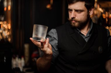 Profesyonel barmen el soğuk mat kokteyl cam tutan