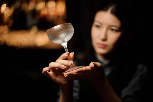 Chica camarera mirando la fría copa de cóctel mate — Foto de Stock