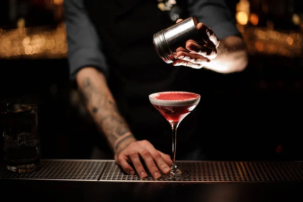 Bartender lägga till en cocktail med en vispad grädde ett rosa pulver — Stockfoto