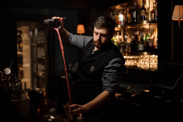 Barman z brodą podejmowania koktajl w shakerze stali — Zdjęcie stockowe