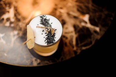 Masanın üzerinde bir Chia tohumları ile süslenmiş kokteyl yukarıda görüntüle