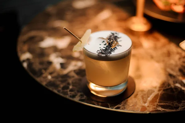 Cocktail avec une mousse décorée avec des graines de chia sur la table — Photo