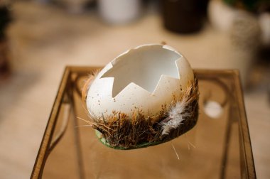 Masada büyük oyuncak yumurta ile güzel bahar kompozisyon