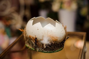 Masada büyük oyuncak yumurta ile ilginç bahar kompozisyon