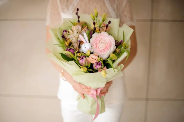 Lány kezében egy tavaszi csokor pályázat rózsaszín és fehér virágok — Stock Fotó
