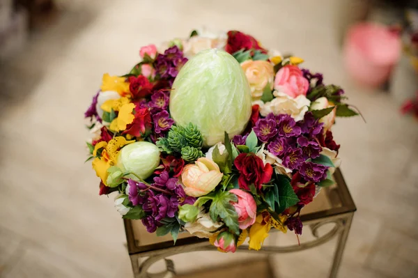 Vakker vårsammensetning med flerfargede blomster og stort eggelys – stockfoto